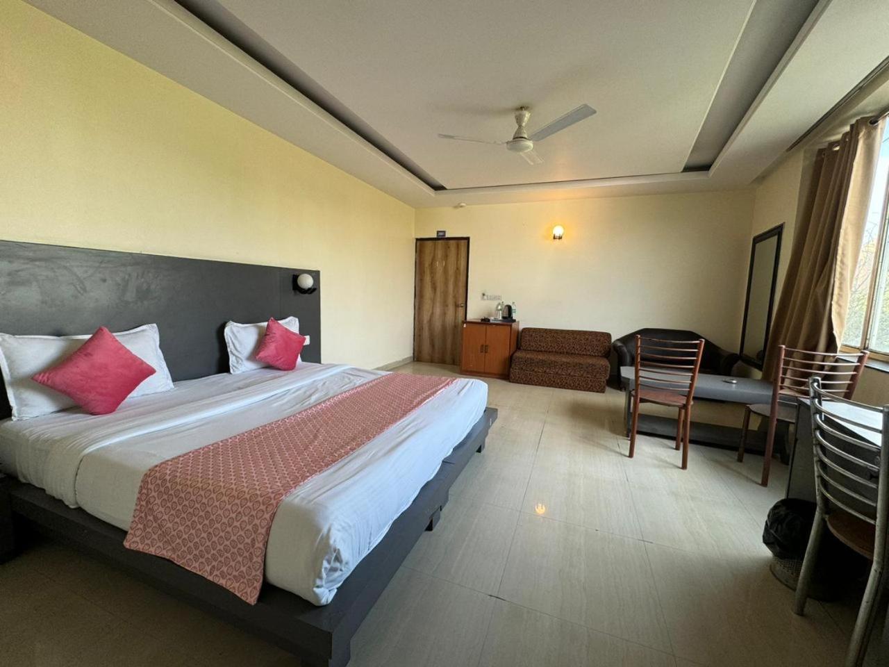 Im Perial - Nehru Enclave Apartment New Delhi